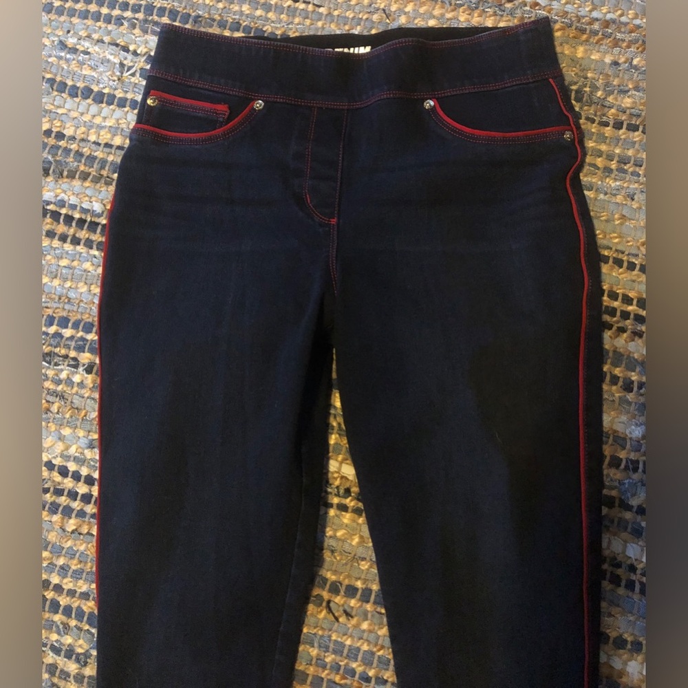 Stylish Black Jeans with Red Accents
Luxe Denim Jeggings
Size M